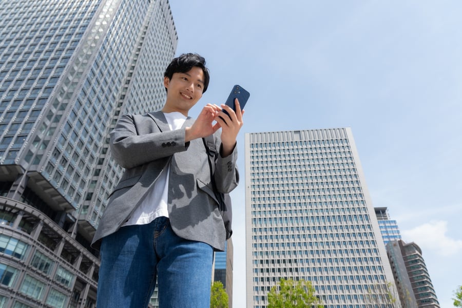 スマートフォンで作業するサラリーマンイメージ画像